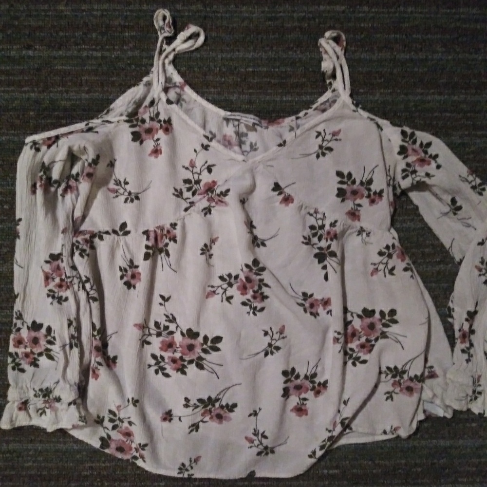 Adorable american eagle cold shoulder top